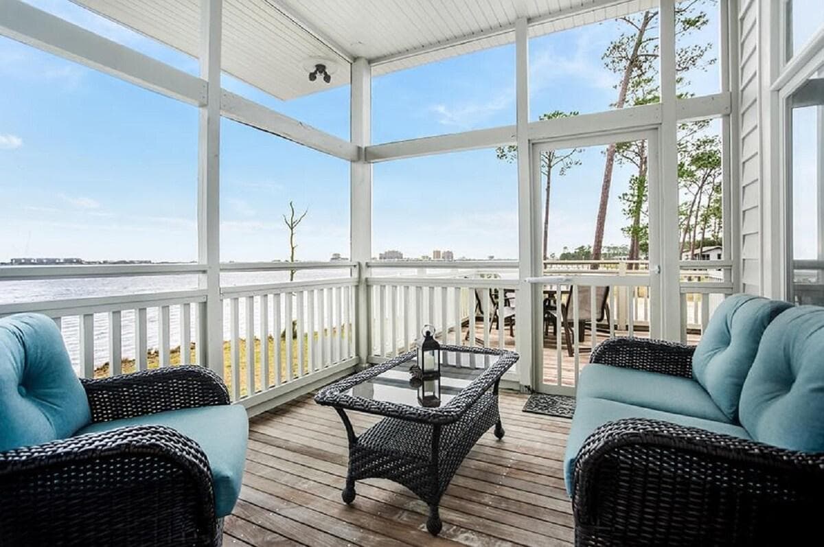 Screened in porch overlooking Lake Shelby